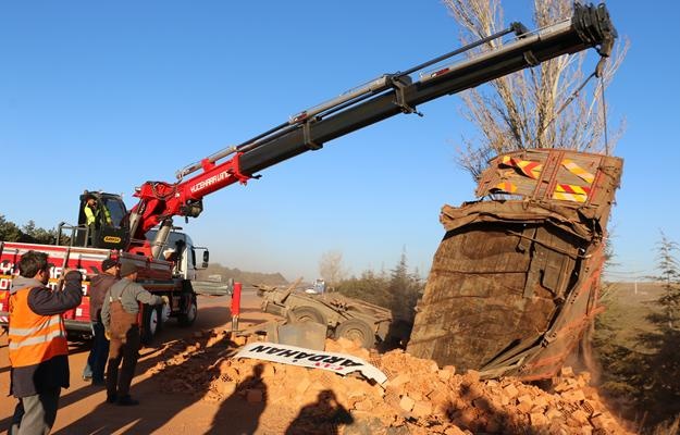 Eskişehir’de kamyon ile yolcu otobüsü çarpıştı