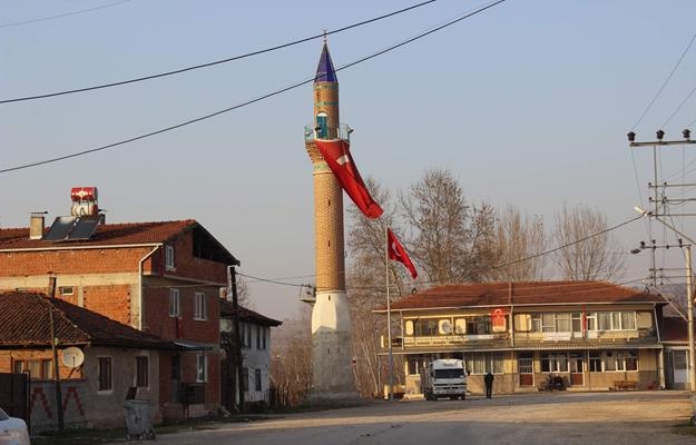 Bu Köyün Minaresi Var, Camisi Yok