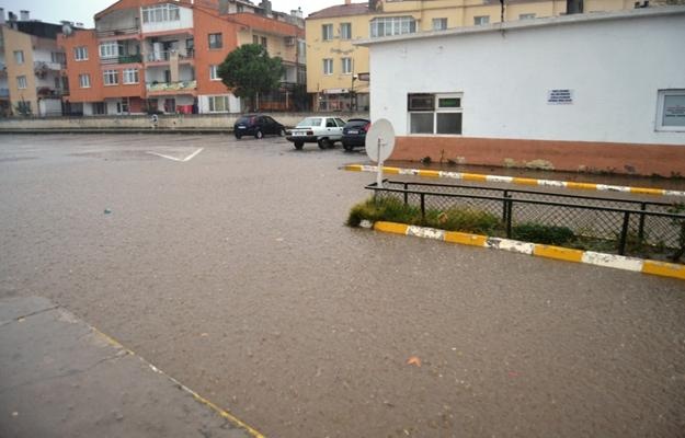 Ayvalık’ta hortum ağaçları devirdi, çatıları uçurdu