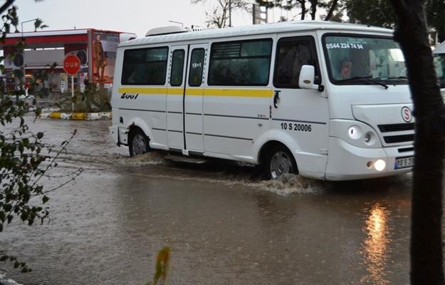 Ayvalık’ta hortum ağaçları devirdi, çatıları uçurdu