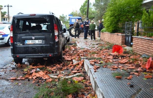 Ayvalık’ta hortum ağaçları devirdi, çatıları uçurdu