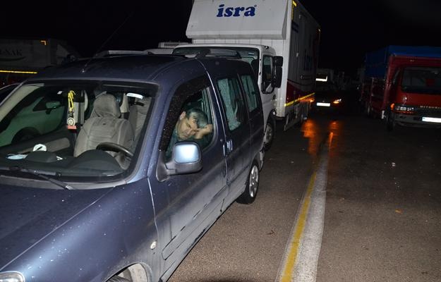 Bursalı Pazarcılar, Tezgahları İçin Otobanı Trafiğe Kapattı