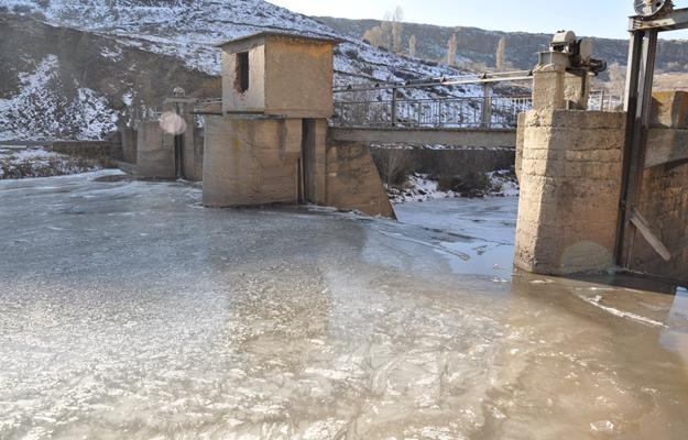 Sibirya soğukları baraj dondurdu