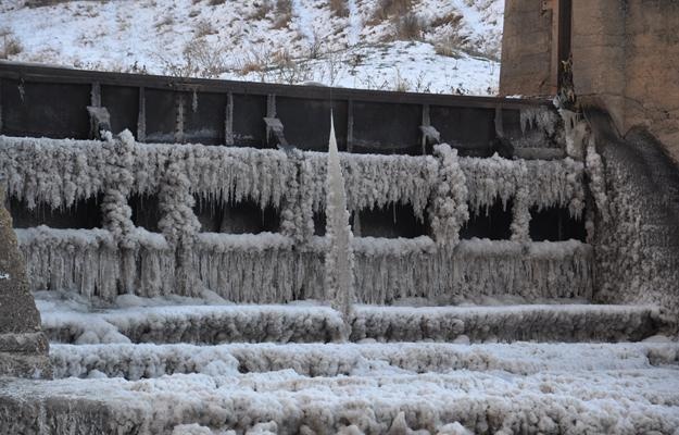 Sibirya soğukları baraj dondurdu