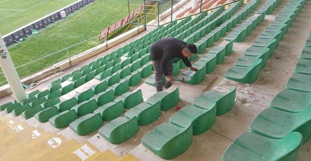 Konyasporlu taraftarlar Oba Stadı'nı savaş alanına çevirdi