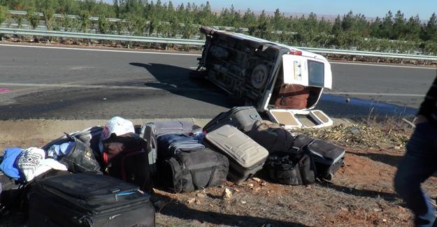 işçileri taşıyan minibüs devrildi