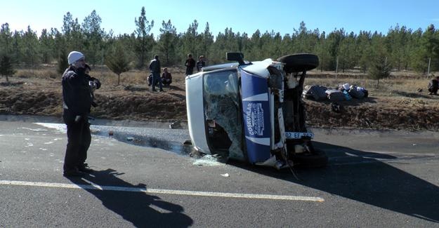 işçileri taşıyan minibüs devrildi