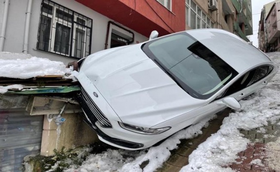 Karda kayan araç doğalgaz kutusunu patlattı