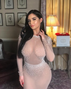 Demi Rose Muhteşem Fiziğiyle Adından Söz Ettiriyor