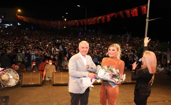 İrem Derici Mersin Karaduvar Balık Festivali Konseri