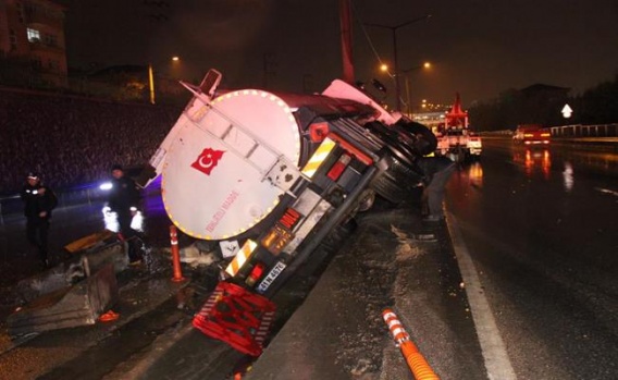 Kocaeli'de Akaryakıt Tankeri Servis Minibüsüne Çarptı