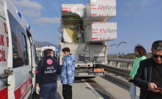 Öğrenci taşıyan otobüs kamyona çarptı: 24 yaralı