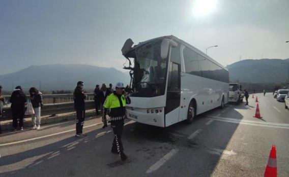 Öğrenci taşıyan otobüs kamyona çarptı: 24 yaralı