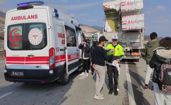 Öğrenci taşıyan otobüs kamyona çarptı: 24 yaralı