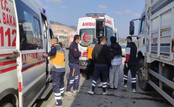 Öğrenci taşıyan otobüs kamyona çarptı: 24 yaralı