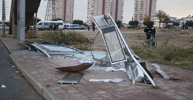 Antalya'da yolcu otobüsü durağa daldı: 4 yaralı