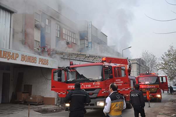 Bursa'da Mobilya İmalathanesinde Korkutan Yangın