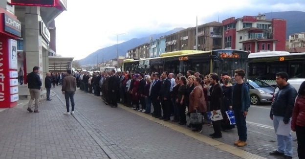 Caddenin Ortasında Durup Atatürk’ü Böyle Andılar