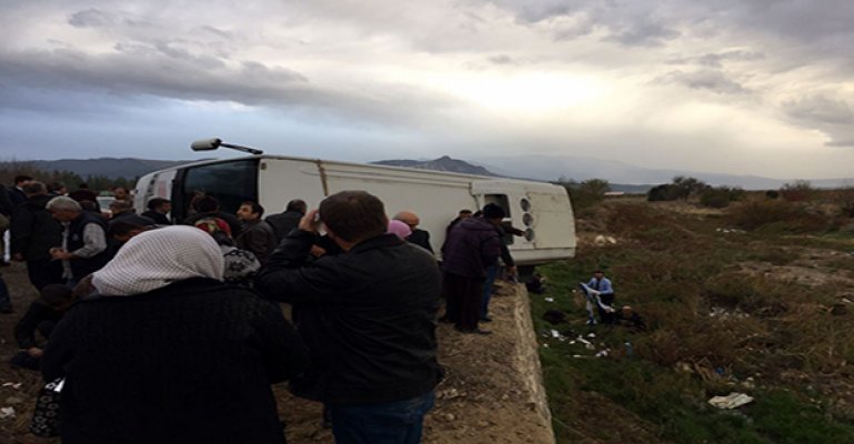 Denizli’de yolcu otobüsü devrildi: 2 ölü, 19 yaralı