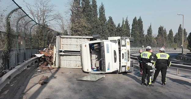 Devrilen kamyon TEM bağlantı yolunu trafiğe kapattı