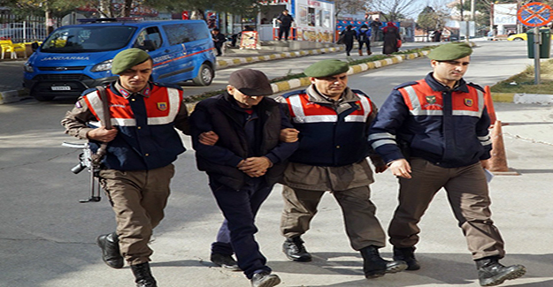 Firari göçmen kaçakçısı yol kontrolünde yakalandı