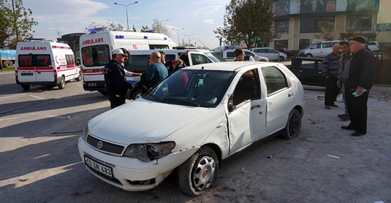 Hastane dönüşü kaza: 2 yaralı