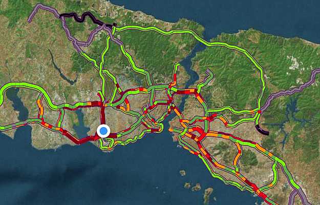 İstanbul’da sağanak yağış trafiği durma noktasına getirdi