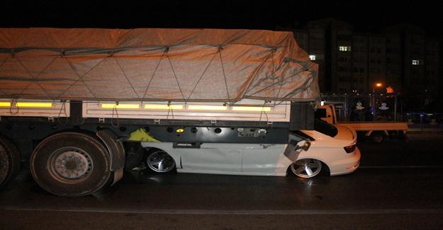 Konya'da TIR’a arkadan çarpan otomobilden sağ çıktı