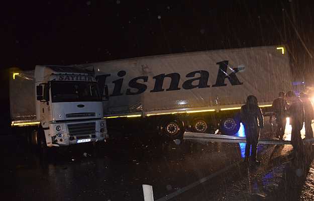 Kula’da tır devrildi, yol 2 saat trafiğe kapandı