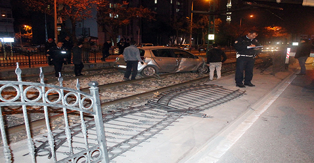 Konya'da Otomobil tramvay hattına düştü: 1 yaralı