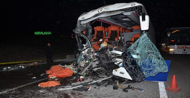 Sivrihisar'da Yolcu otobüsü TIR’la çarpıştı: 1 ölü, 29 yaralı