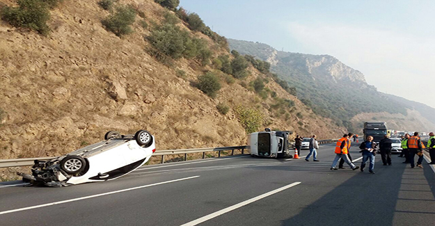 TEM’de kamyonete çarpan otomobil takla attı: 2 yaralı