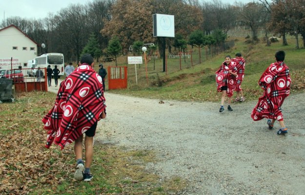 Yağmur altında koşan sporcular battaniyelerle ısındı