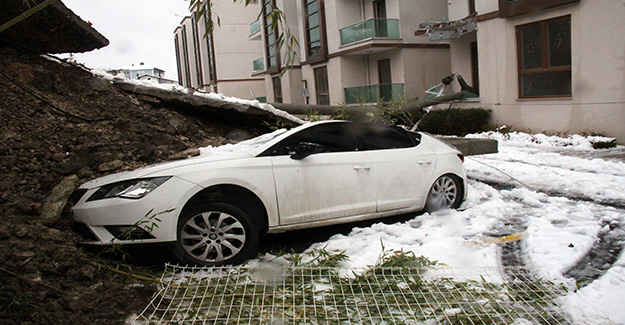 7 metre yüksekliğinde duvar otomobilin altında kaldı