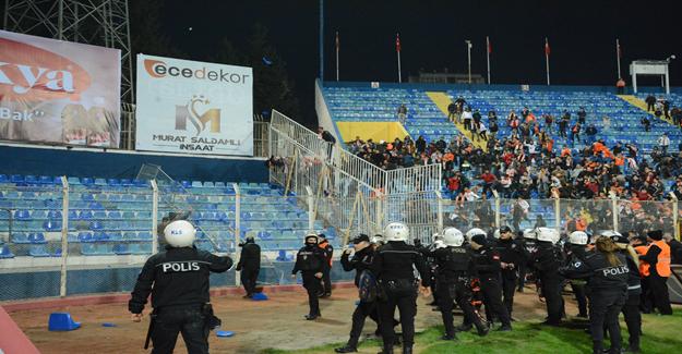 Adana’da maç bitti tribünler karıştı