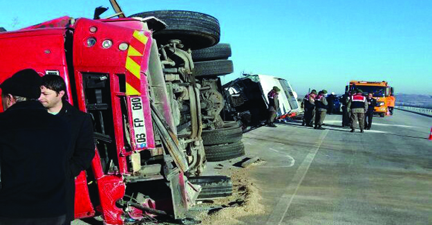 Afyonkarahisar’da otobüs kazası: 35 yaralı