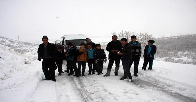 Bingöl’de 35 öğrenci yolda mahsur kaldı