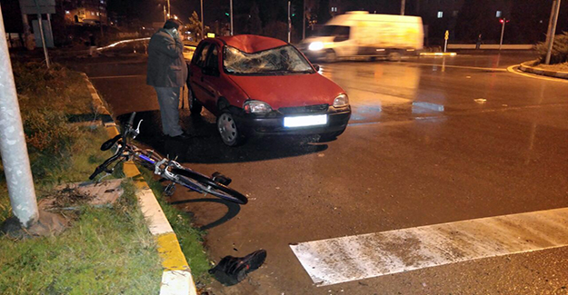 Bisikletli yaşlı adama otomobil çarptı