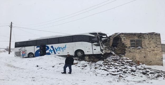 Buzlu Yolda Kayan Yolcu Otobüsü Eve Girdi