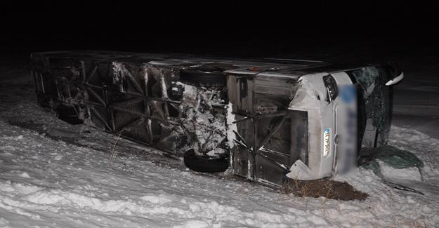 Buzlu yolda trafik kazası: 33 yaralı