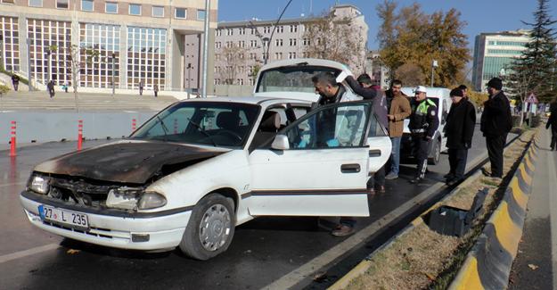 Çaldığı otomobil trafikte alev alınca bırakıp kaçtı