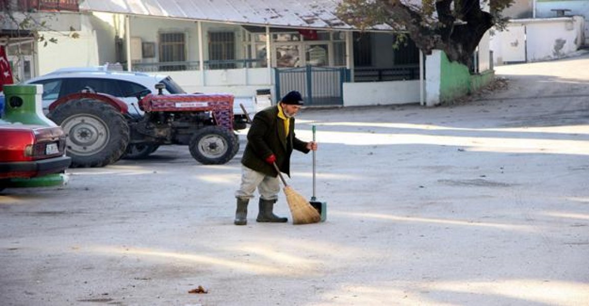 Çevreci dede tek başına koca köyü temizliyor