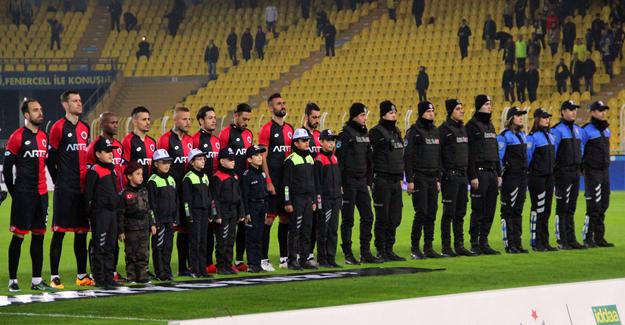 Fenerbahçe - Gençlerbirliği maçında şehitlere saygı