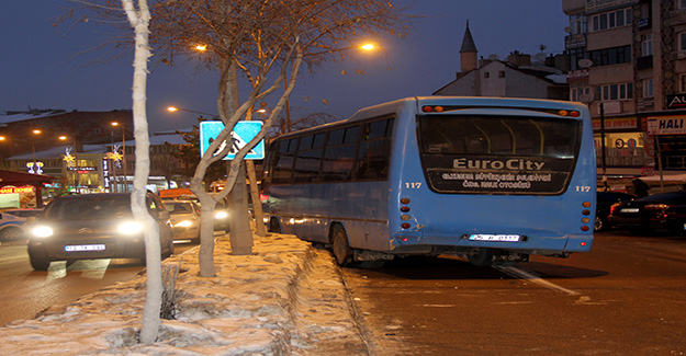 Freni patlayan otobüs, 3 araca çarptıktan sonra durabildi