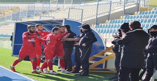 Gol sevincinde çevik kuvvet polislerine koştular