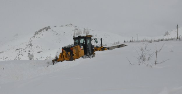 Hakkari’de 18 köy, 69 mezra yolu ulaşıma kapandı