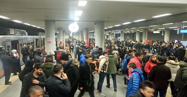 İstanbullulara mesai bitiminde metro şoku