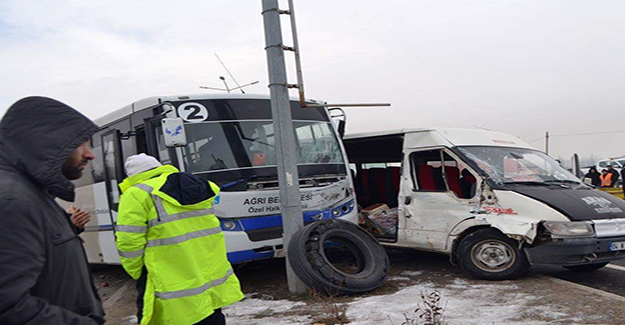 Minibüsler çarpıştı: 1 ölü, 9 yaralı