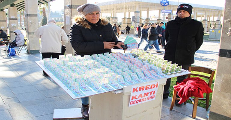 Satıcının yüzüne duman üfleyip, Milli Piyango biletlerini çaldı