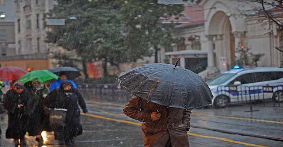 Taksim’de kar yağışı başladı